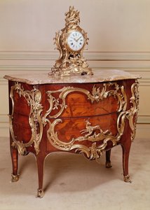 Comò intarsiato, uno di un paio, impiallacciato in legno di tulipano e legno di re, periodo Luigi XV, di Bernard van Risenburgh e orologio da mensola in ormolu, Le Roy, 1715